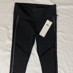 Alo Yoga black continuity capri- medium